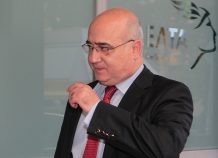 «Και τώρα τι θα γένουμε χωρίς βαρβάρους. Οι άνθρωποι αυτοί ήσαν μια κάποια λύσις». «Και τώρα τι θα γένουμε χωρίς βαρβάρους. Οι άνθρωποι αυτοί ήσαν μια κάποια λύσις».