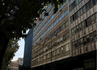 Εργαζόμενοι ΠΟΕΔΗΝ: Κρέμασαν... γραβάτες στο υπ. Οικονομικών