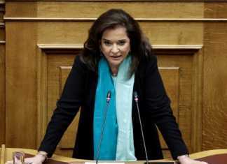 Καταπέλτης η Ντόρα: "Υποθηκεύετε επί 99 χρόνια για 26 δισ. την ελληνική περιουσία"