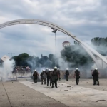 Ανελέητος πετροπόλεμος: Χημικά και ΜΑΤ σε εκδήλωση του ΣΥΡΙΖΑ (Βίντεο) Ανελέητος πετροπόλεμος: Χημικά και ΜΑΤ σε εκδήλωση του ΣΥΡΙΖΑ (Βίντεο)