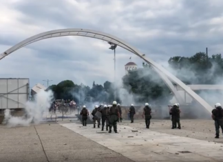 Ανελέητος πετροπόλεμος: Χημικά και ΜΑΤ σε εκδήλωση του ΣΥΡΙΖΑ (Βίντεο)