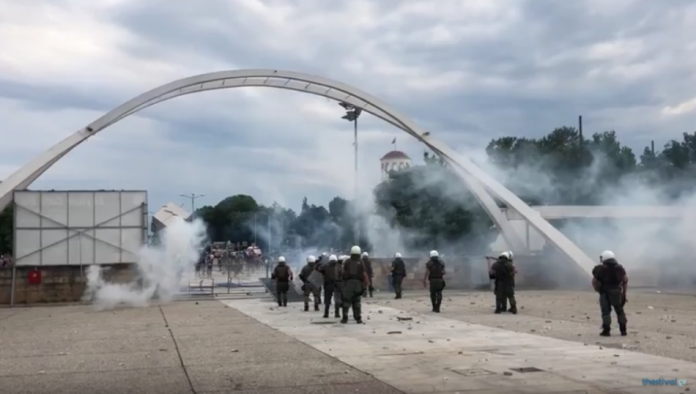 Ανελέητος πετροπόλεμος: Χημικά και ΜΑΤ σε εκδήλωση του ΣΥΡΙΖΑ (Βίντεο)