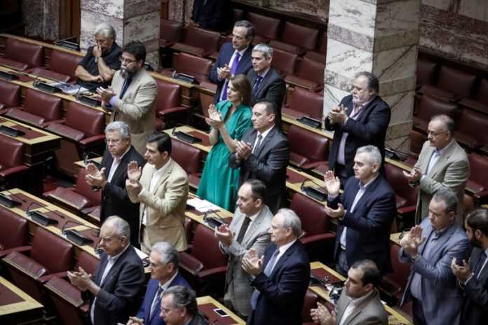 Αυτή είναι η πρόταση δυσπιστίας: Ποιοι την υπογράφουν