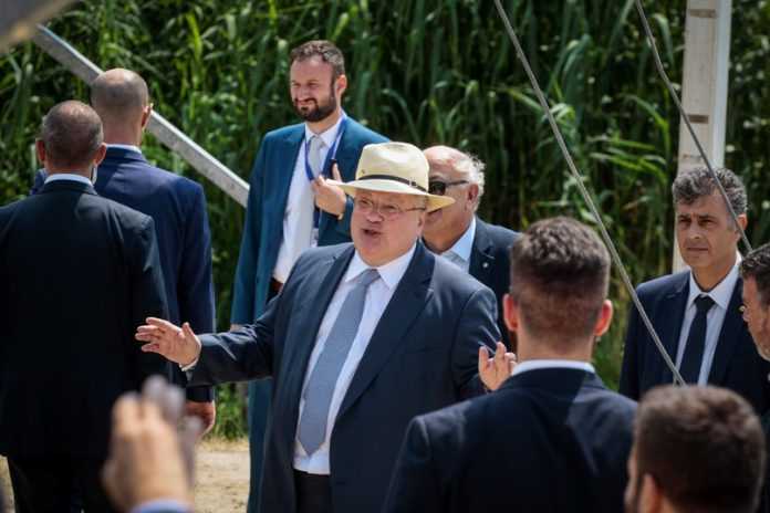 Δώσαμε το όνομα περιμένοντας ανταλλάγματα; Τι λέει ο Κοτζιάς
