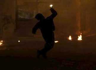 Επίθεση με βόμβες μολότοφ σε λεωφορείο των ΜΑΤ