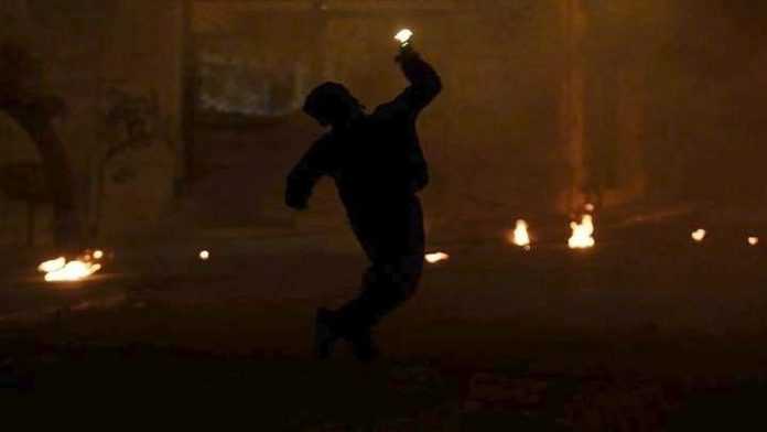 Επίθεση με βόμβες μολότοφ σε λεωφορείο των ΜΑΤ