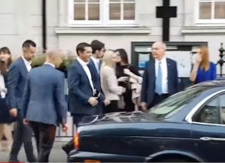 Φραστική επίθεση από συγκεντρωμένους, δέχθηκε ο Αλέξης Τσίπρας το βράδυ της Δευτέρας έξω από το Ελληνικό Κέντρο Λονδίνου.