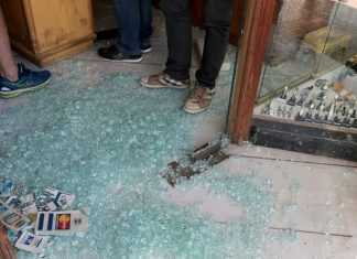 Έσπασαν με αυτοκίνητο βιτρίνα κοσμηματοπωλείου