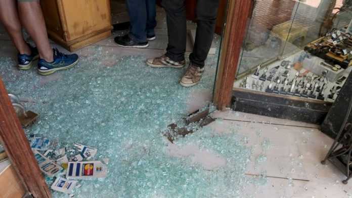 Έσπασαν με αυτοκίνητο βιτρίνα κοσμηματοπωλείου