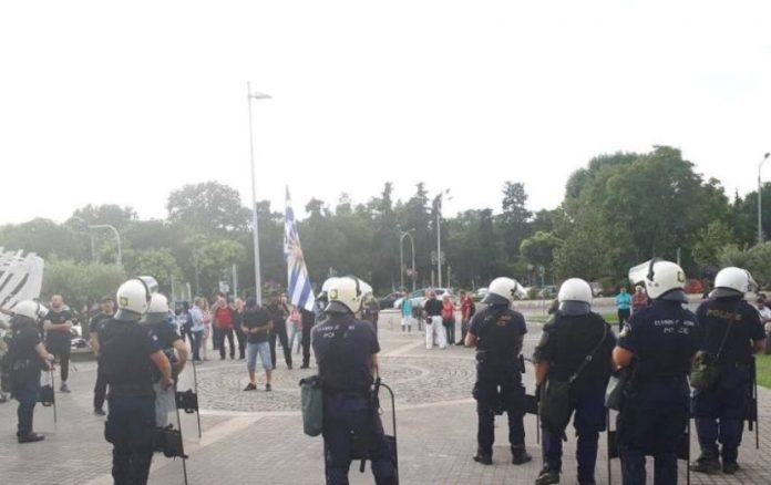 Με σφυρίχτρες και ελληνικές σημαίες κατά Αχτσιόγλου (Βίντεο-φωτο)