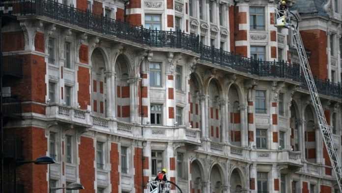 Μεγάλη πυρκαγιά σε ξενοδοχείο πέντε αστέρων στη Βρετανία Μεγάλη πυρκαγιά σε ξενοδοχείο πέντε αστέρων στη Βρετανία