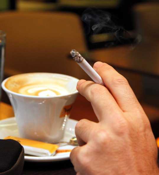 Περισσότερους από 15.000 Ελληνες σκοτώνει το κάπνισμα
