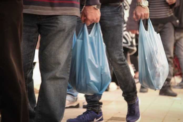 Η πλαστική σακούλα γεμίζει τα κρατικά ταμεία: Τα έσοδα από την κατάργησή της