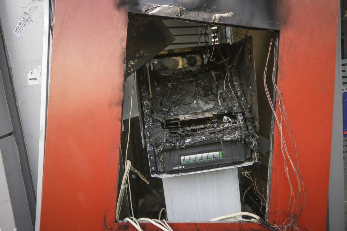 Πυρπόλησαν 3 ΑΤΜ της ίδιας τράπεζας στην Αττική