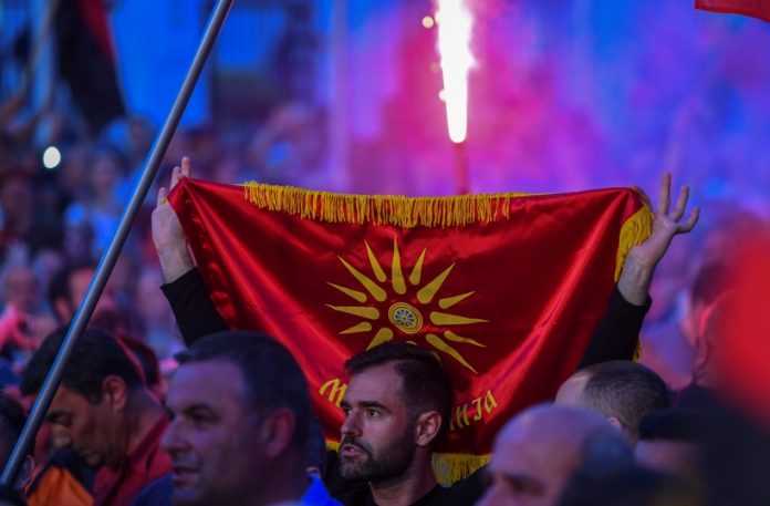 Σφάζονται στα Σκόπια για το όνομα: Στα μαχαίρια Πρόεδρος και Πρωθυπουργός