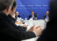 Σφοδρή επίθεση ΝΔ σε Τσίπρα: "Φαιδρή εικόνα με τη γραβάτα του Ζάεφ"