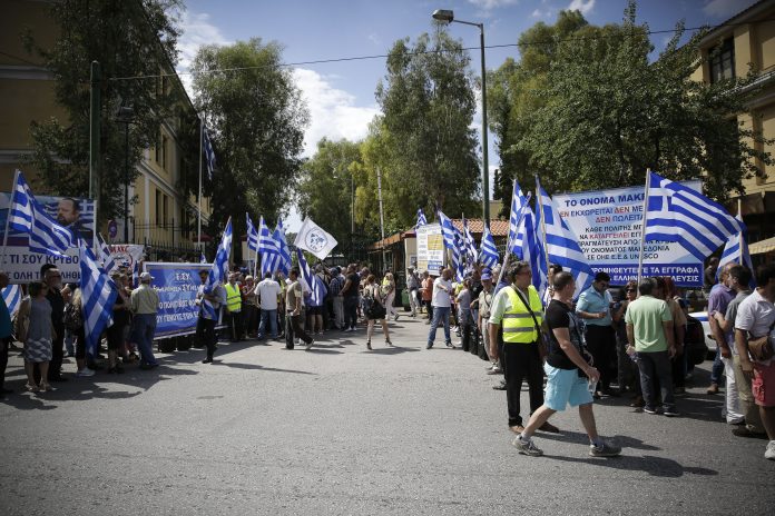 Με σημαίες στα δικαστήρια οι οπαδοί του Αρτέμη Σώρρα