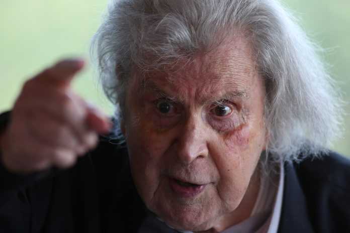 Σκληρή επιστολή του Μίκη Θεοδωράκη στον Τσίπρα Σκληρή επιστολή του Μίκη Θεοδωράκη στον Τσίπρα