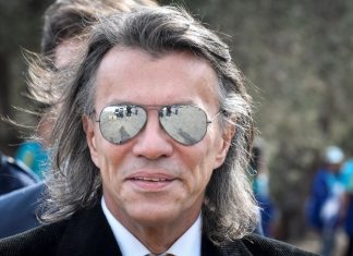 Σόου Ψινάκη: Ο "προικισμένος" καλλιτέχνης και τα... χαστούκια (Βίντεο)