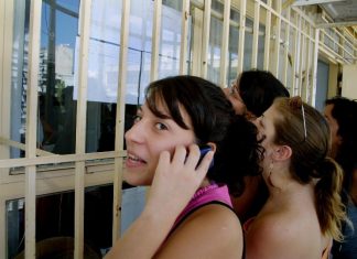 Τέλος τα κινητά στα σχολεία με εντολή Γαβρόγλου
