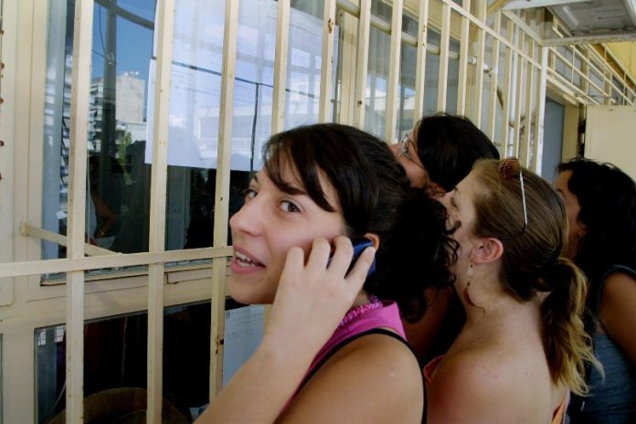 Τέλος τα κινητά στα σχολεία με εντολή Γαβρόγλου