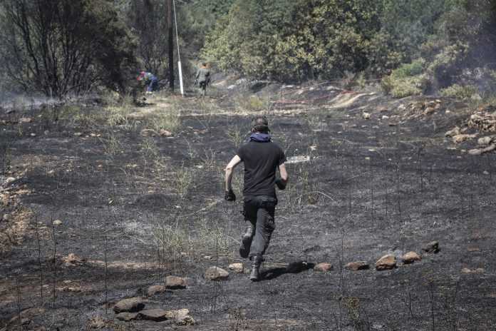 Τραυματισμός πυροσβέστη στην πυρκαγιά στο άλσος Συγγρού