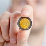 Κομισιόν: Το ισχυρό ευρώ επηρεάζει αρνητικά την ανάπτυξη στην ευρωζώνη Κομισιόν: Το ισχυρό ευρώ επηρεάζει αρνητικά την ανάπτυξη στην ευρωζώνη