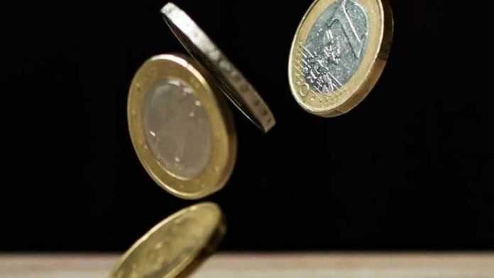 Υποχώρηση του ευρώ έναντι του δολαρίου