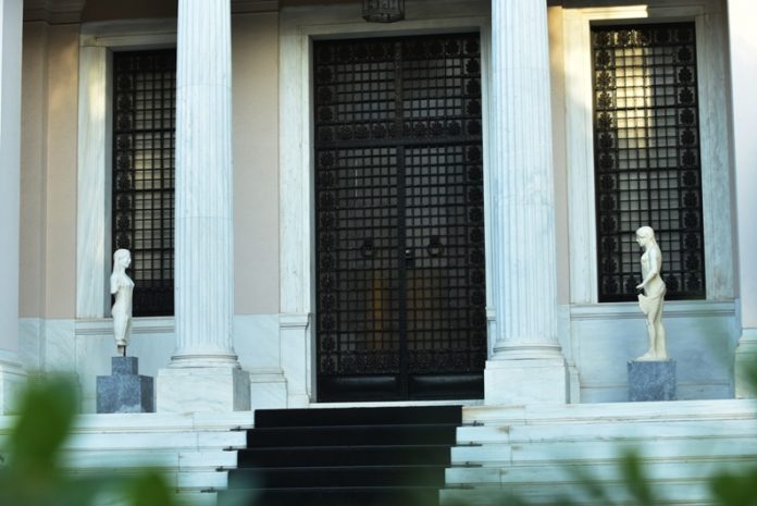 Σχέδιο αποστασίας καταγγέλλει η κυβέρνηση