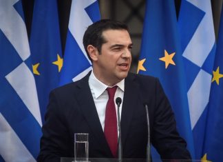 Φόρεσε κόκκινη γραβάτα ο Τσίπρας για το χρέος (Φωτο)