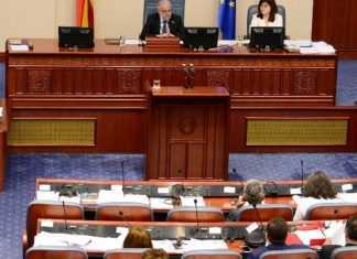 "Ναι" από τα Σκόπια στη συμφωνία - Κόλαση μέσα και έξω από τη Βουλή