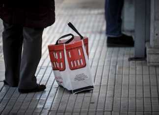 Πάνινες σακούλες για... μεταξωτές κορδέλες μοιράζει ο Φάμελος