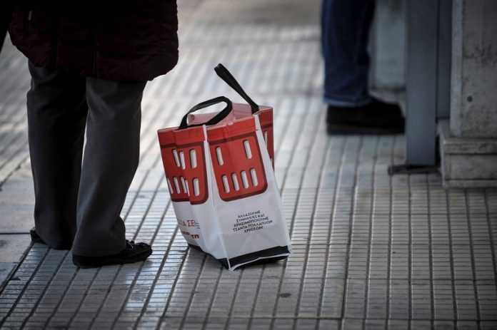 Πάνινες σακούλες για... μεταξωτές κορδέλες μοιράζει ο Φάμελος