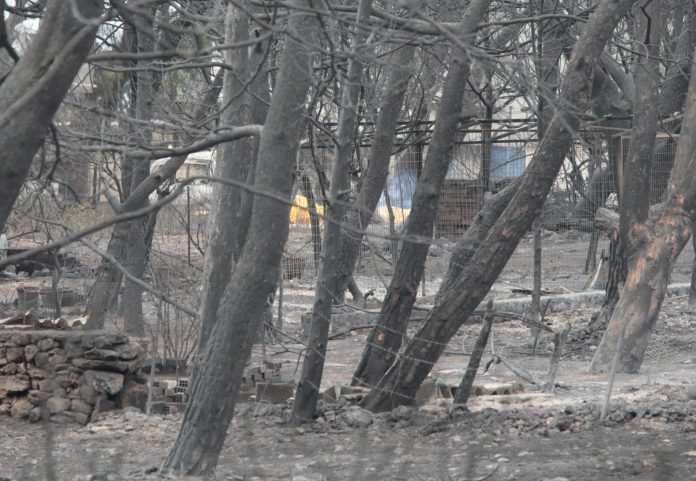 Εκκενώνονται οικισμοί και στο Λουτράκι-Παραμένουν 