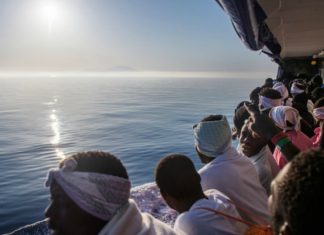 Εν αναμονή πολιτικής λύσης παραμένουν οι μετανάστες στα ανοιχτά της Σικελίας