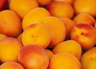 Δέσμευση 2,2 τόνων φρούτων σε επιχείρηση του Πειραιά