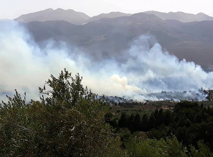 Σε εξέλιξη πυρκαγιές σε δυο σημεία στα Χανιά