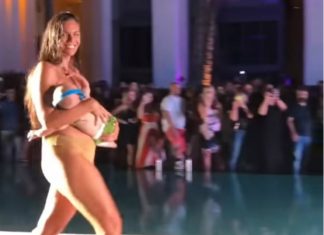 ΗΠΑ: Μοντέλο εμφανίστηκε στην πασαρέλα... θηλάζοντας το μωρό της