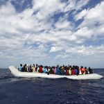 Ιταλία: Σε αναζήτηση ασφαλούς λιμένα πλοιάριο με 450 μετανάστες
