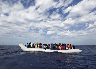 Ιταλία: Σε αναζήτηση ασφαλούς λιμένα πλοιάριο με 450 μετανάστες