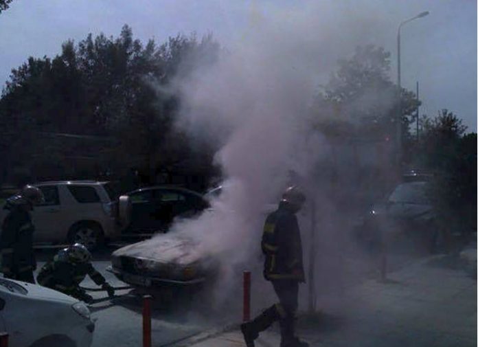 Άγνωστοι πυρπόλησαν αυτοκίνητο στον Κολωνό