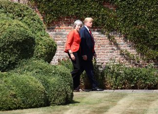 Πανδαιμόνιο με Τραμπ στο Λονδίνο: Τα έψαλλε στη Μέι -"Ρουκέτες" σε Μέρκελ