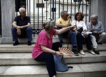 Θλιβερή εικόνα - ΣΕΒ: Η Ελλάδα κινδυνεύει να γίνει χώρα γερόντων