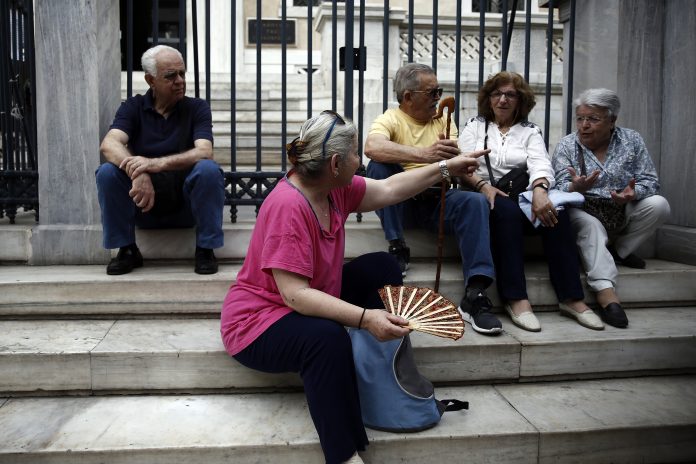 Θλιβερή εικόνα - ΣΕΒ: Η Ελλάδα κινδυνεύει να γίνει χώρα γερόντων