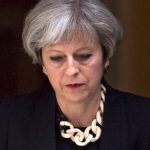 "Τυφώνας" στη Βρετανία: Με άτακτο Brexit προειδοποιεί η Μέι την ΕΕ