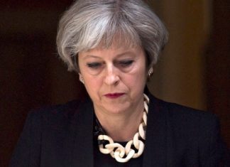 "Τυφώνας" στη Βρετανία: Με άτακτο Brexit προειδοποιεί η Μέι την ΕΕ