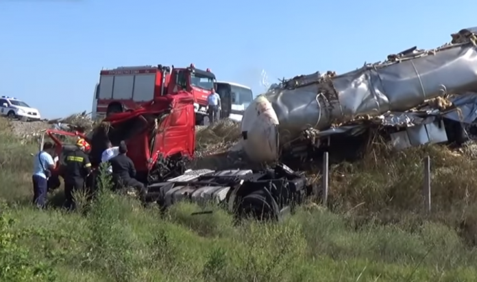 Εικόνες - σοκ: Ντελαπάρισε νταλίκα - Νεκρός ο οδηγός