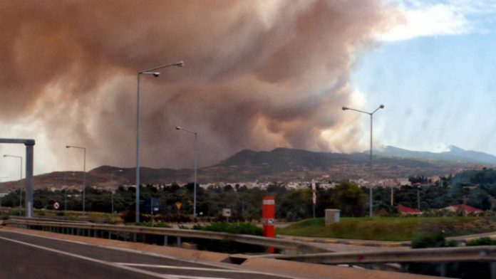 Εκκενώθηκαν σπίτια και κατασκηνώσεις