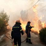 Εκτός ελέγχου η φωτιά στην Πεντέλη