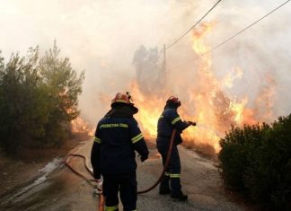 Εκτός ελέγχου η φωτιά στην Πεντέλη